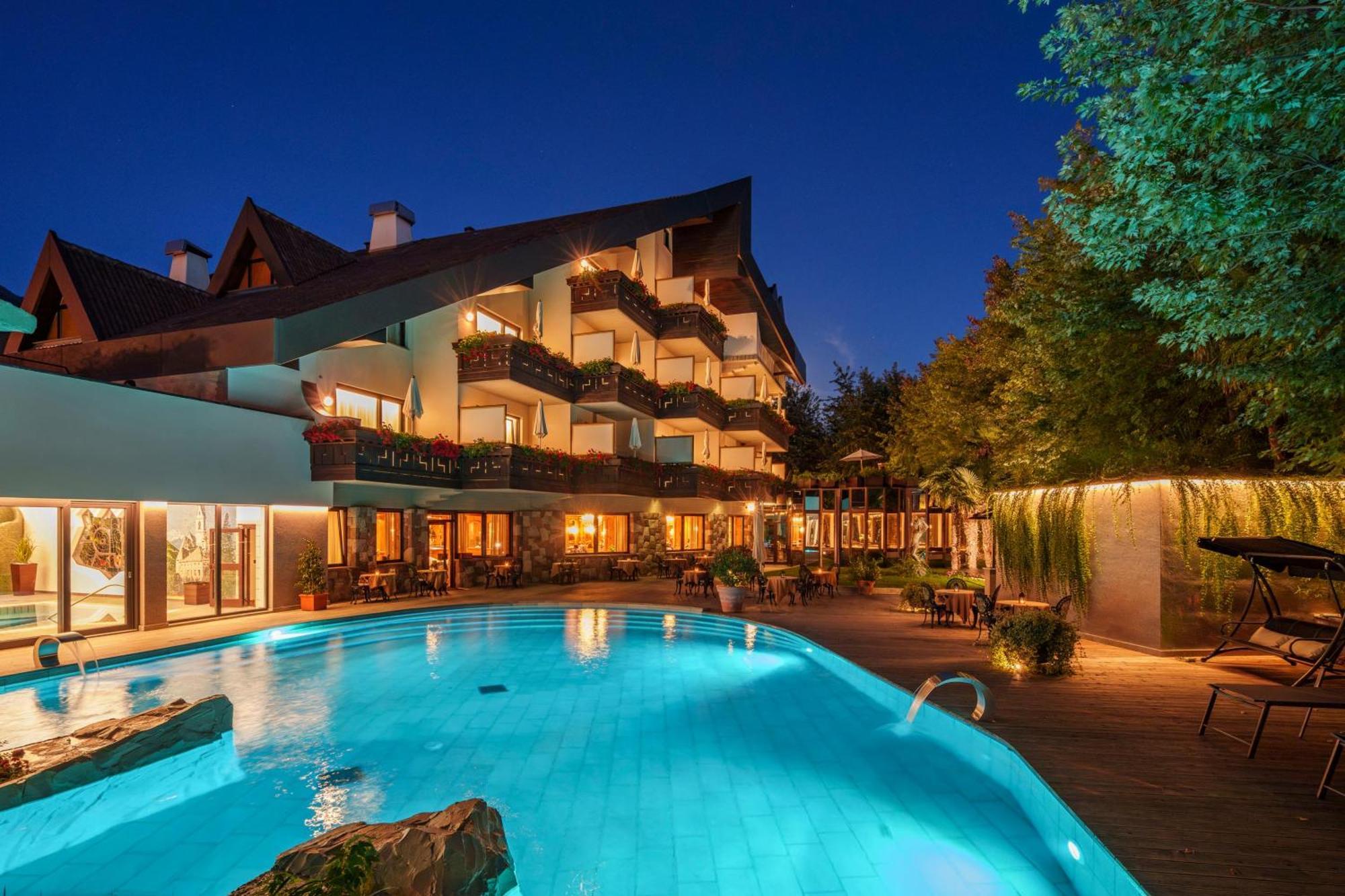 Hotel Vier Jahreszeiten Silandro Esterno foto