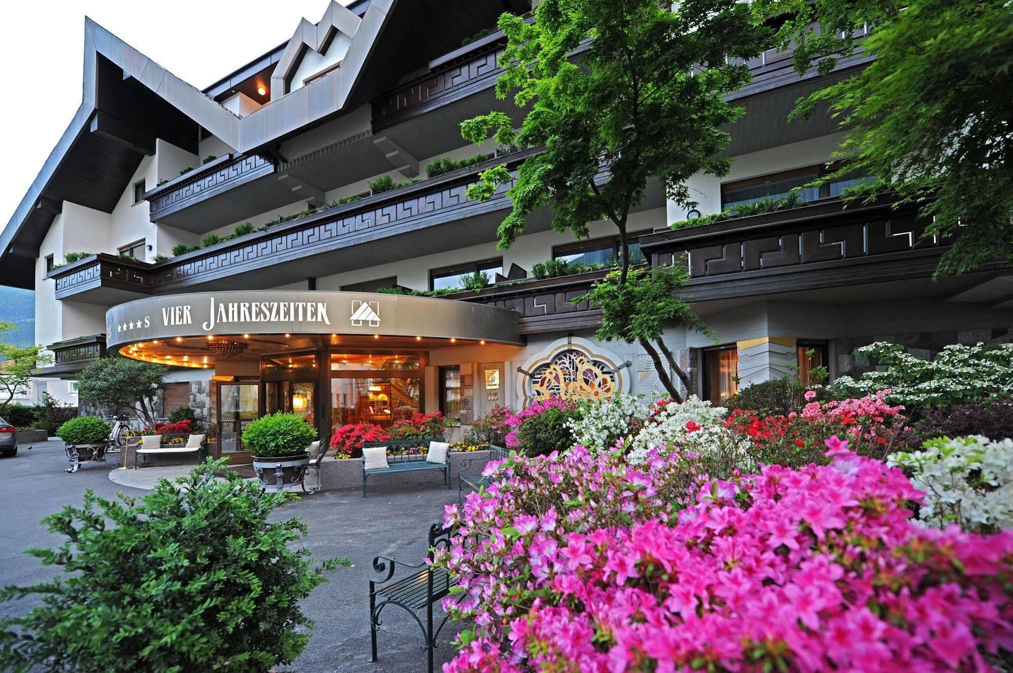 Hotel Vier Jahreszeiten Silandro Esterno foto