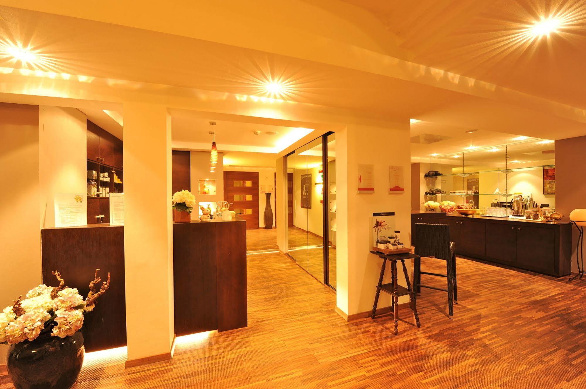 Hotel Vier Jahreszeiten Silandro Esterno foto