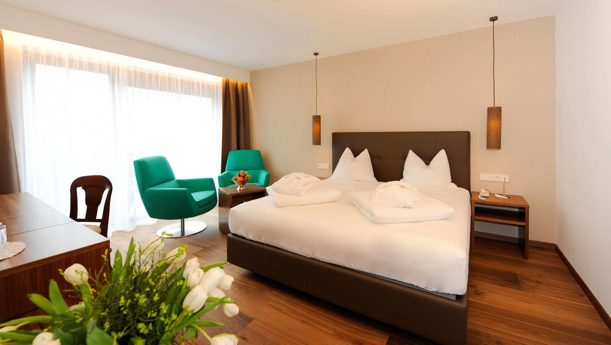 Hotel Vier Jahreszeiten Silandro Esterno foto
