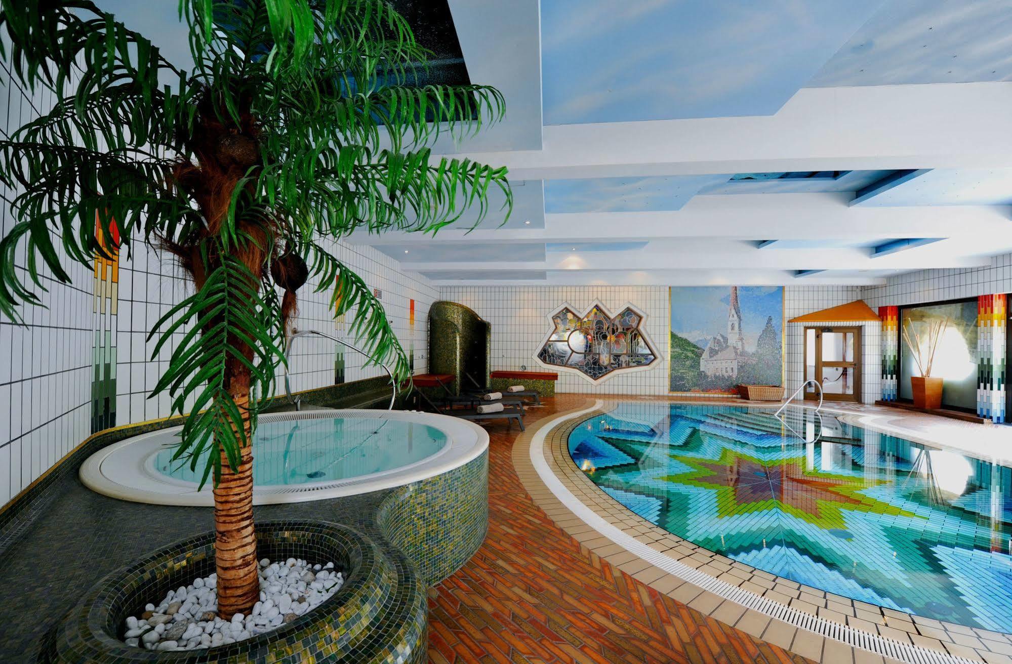 Hotel Vier Jahreszeiten Silandro Esterno foto