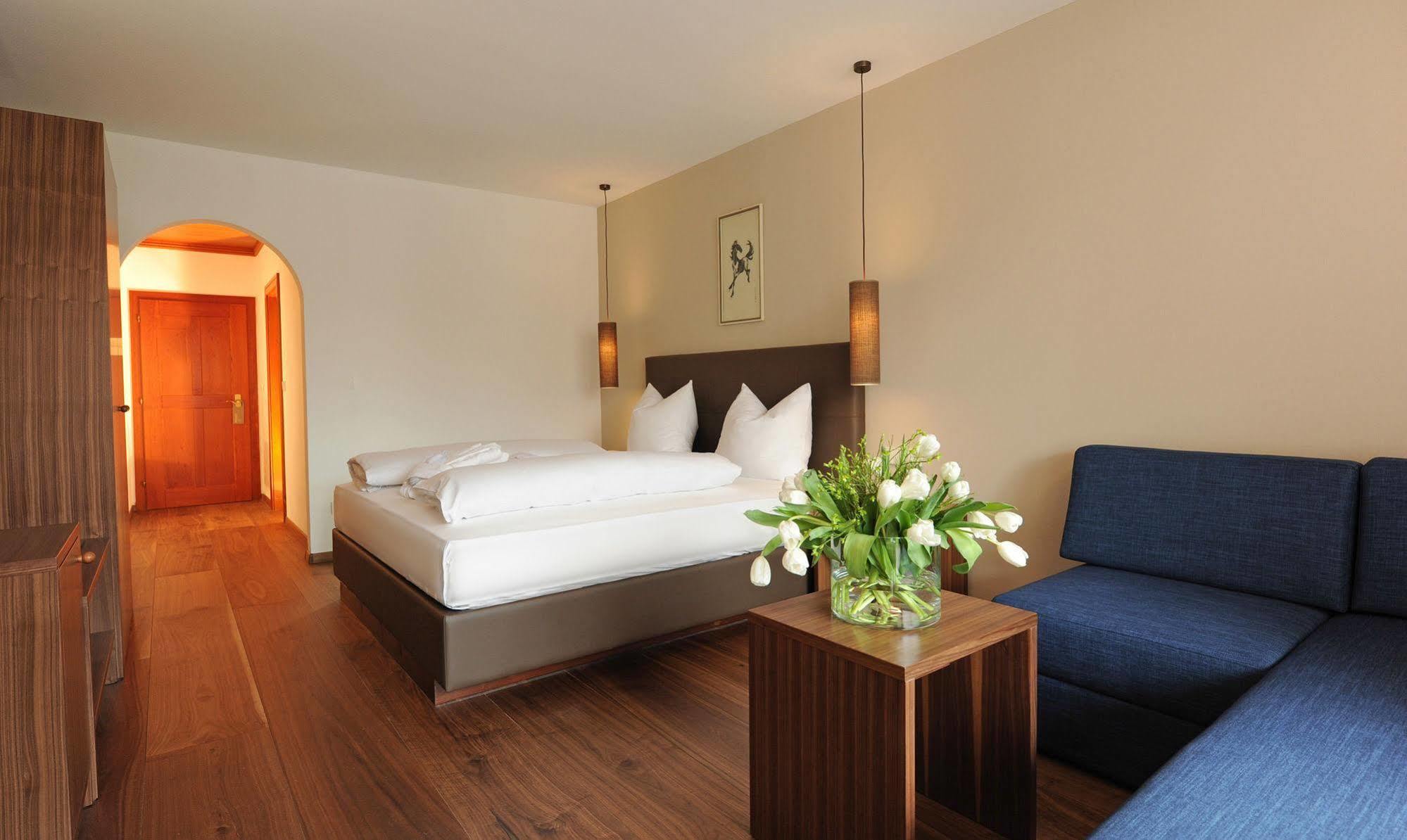 Hotel Vier Jahreszeiten Silandro Esterno foto